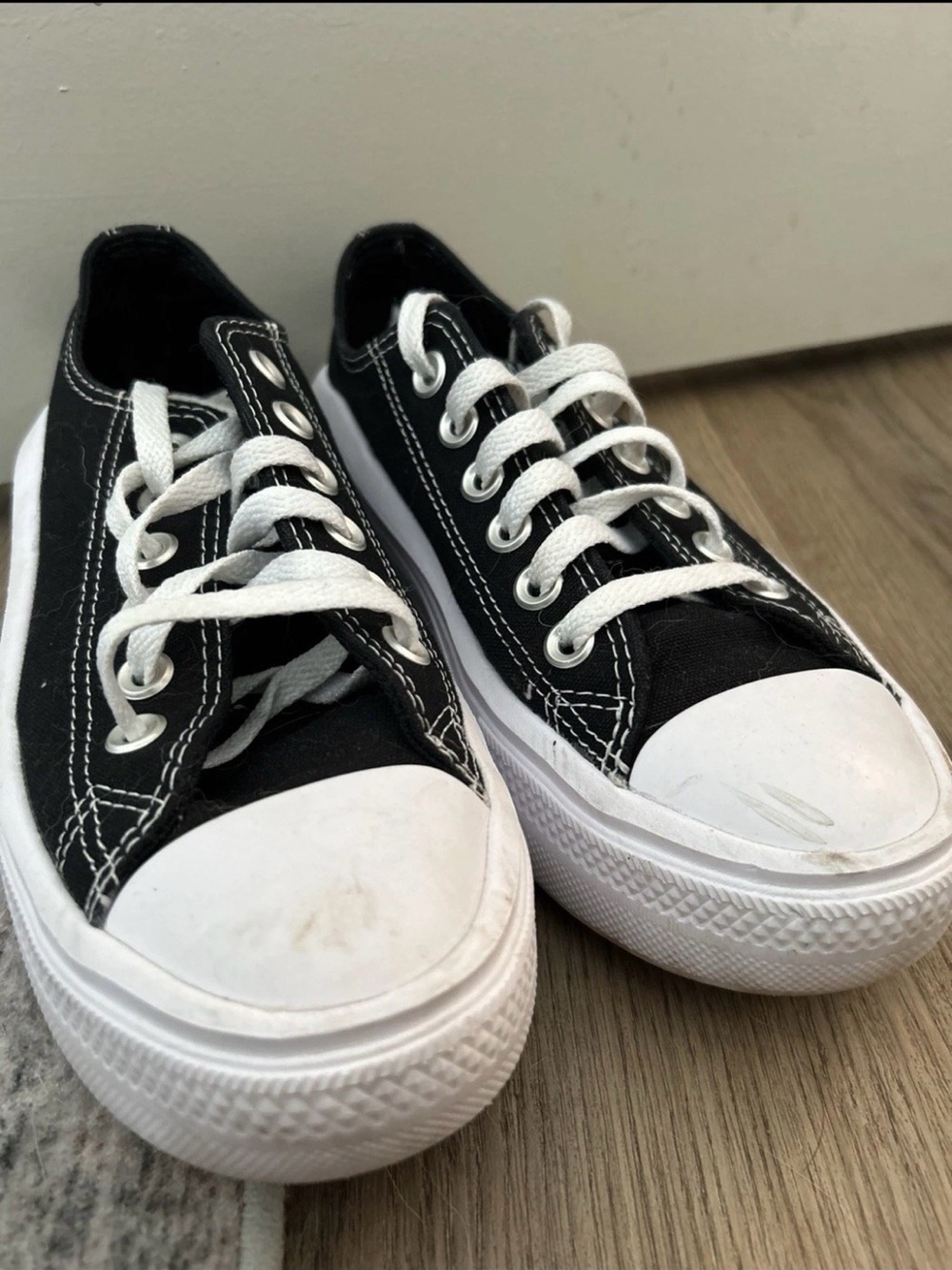 Women's 6.5 low rise converse sneakers
